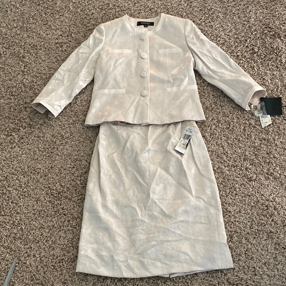 Kasper 2pc suit needs to be ironed, brand new with Tags